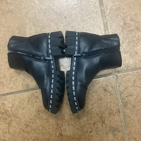 Girls Black DNKY Chelsea boots. - Picture 2 of 9